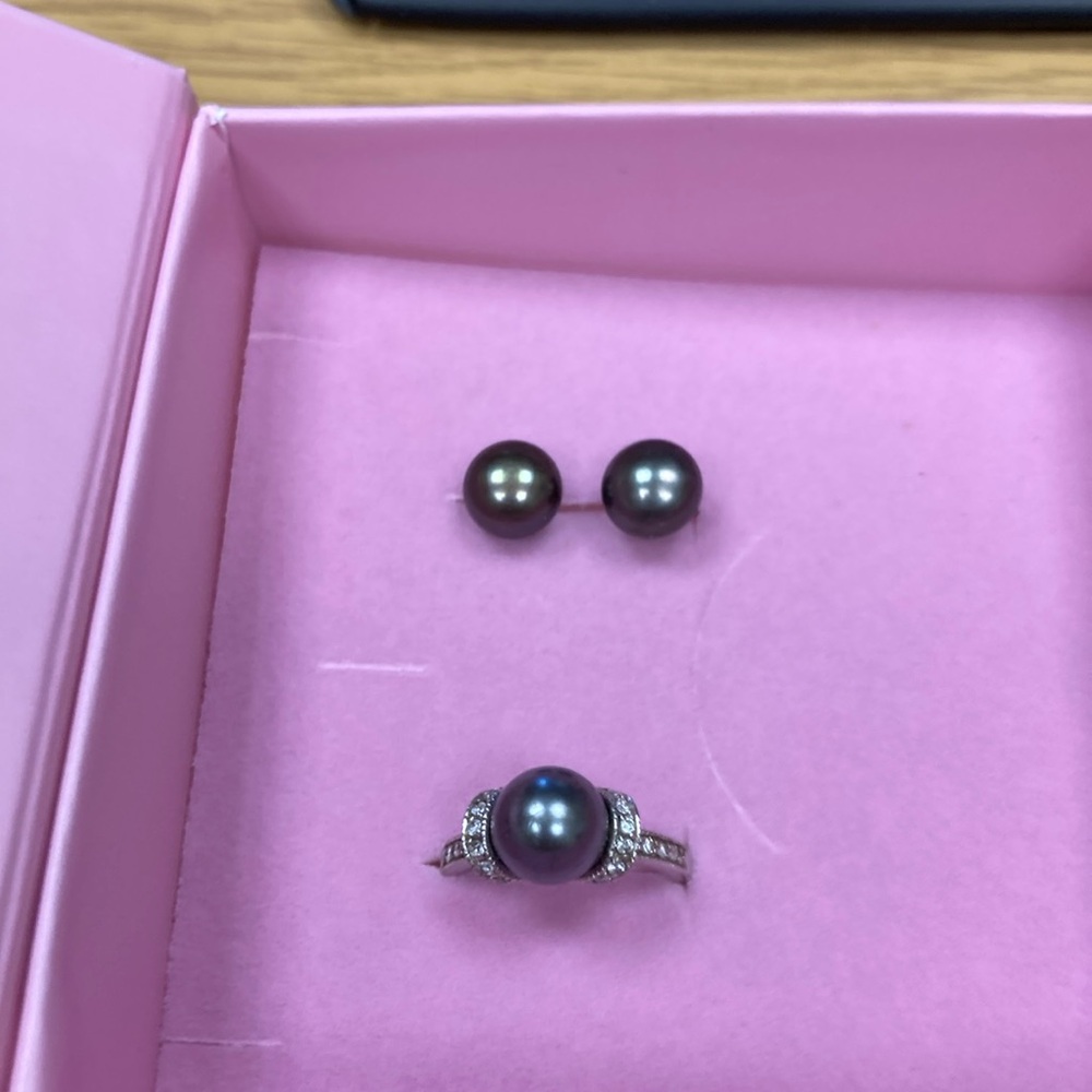 Size 7 gray pearl ring and matching earrings